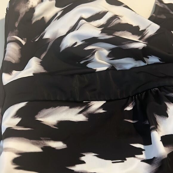 Trimshaper Black White Print Slimming Flowy One Piece Bathing Suit Size 10 - Picture 11 of 15